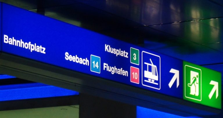 Exit tram no. 10, direction: "Flughafen"